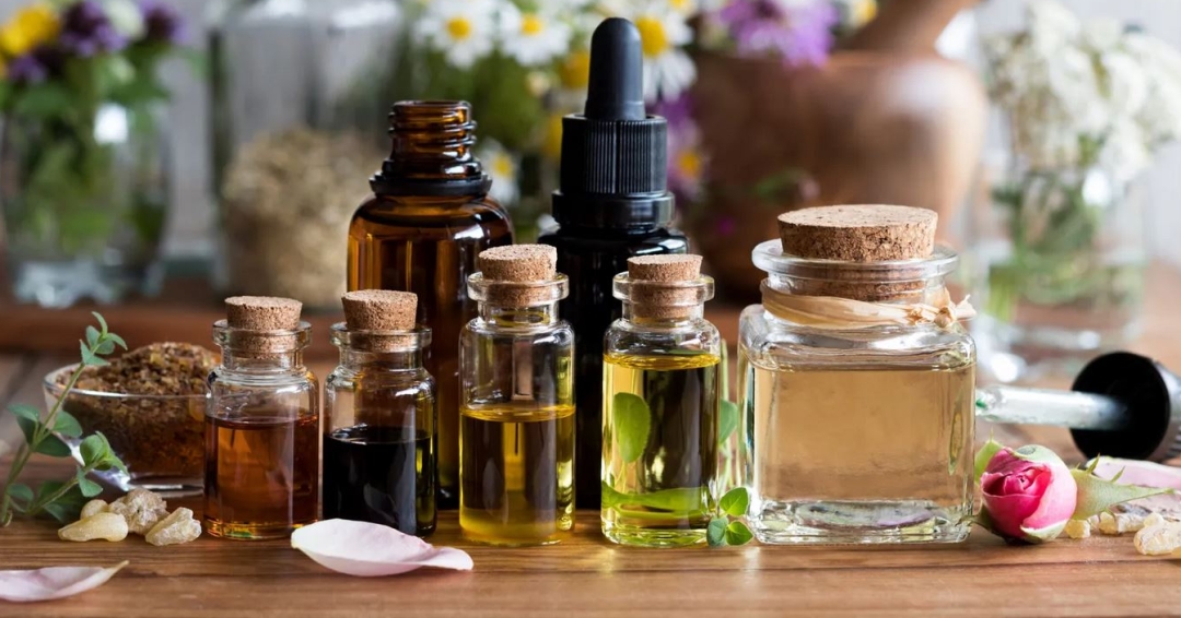 Natural Essential Oils & Extracts: Benefits, Uses, and Extraction Methods